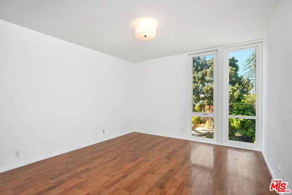 10240 Camarillo Street 301, Toluca Lake, California 91602 home-pic-11